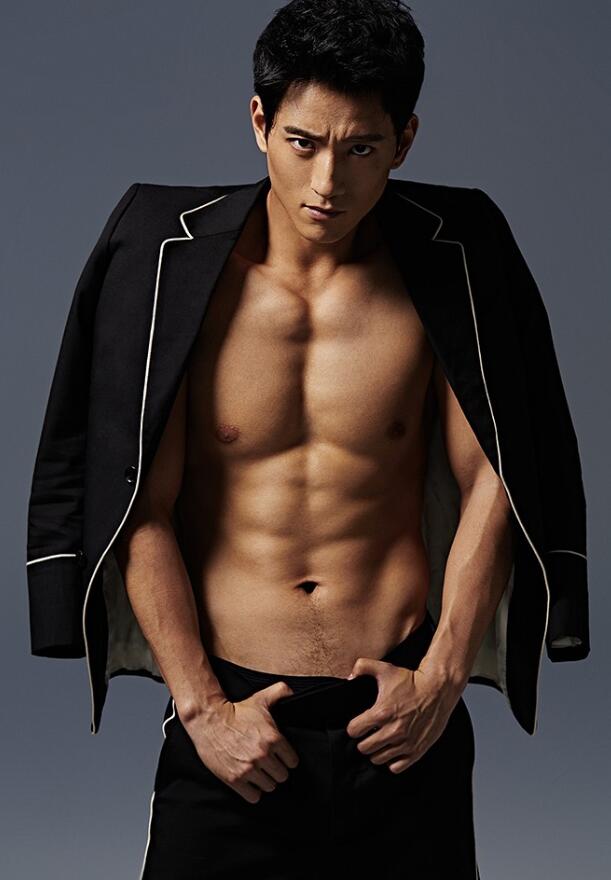 点击大图看下一张：帅哥张峻宁写真大秀肌肉