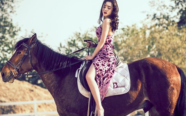 点击大图看下一张：叶一云时尚大片曝光 狂野魅惑性感难挡