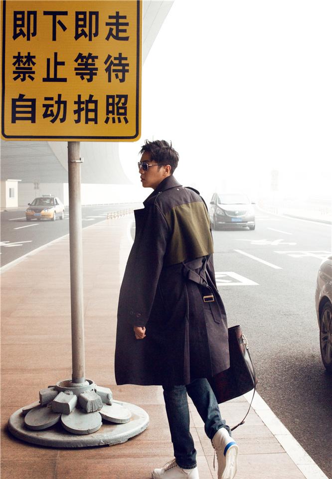 点击大图看下一张：张若昀风衣墨镜扮酷 长腿星人成穿衣范本