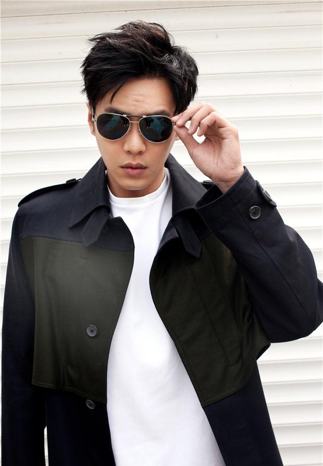 点击大图看下一张：张若昀风衣墨镜扮酷 长腿星人成穿衣范本
