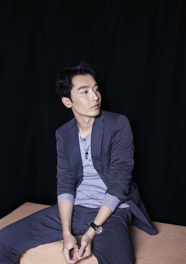 点击大图看下一张：主持人宥鸣年龄 正装照片尽显优质暖男气质