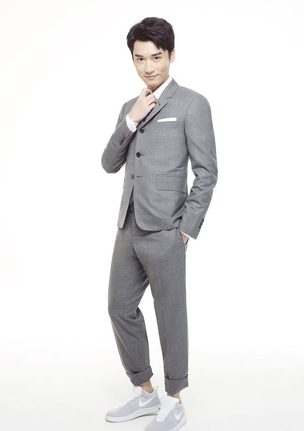 点击大图看下一张：主持人宥鸣年龄 正装照片尽显优质暖男气质