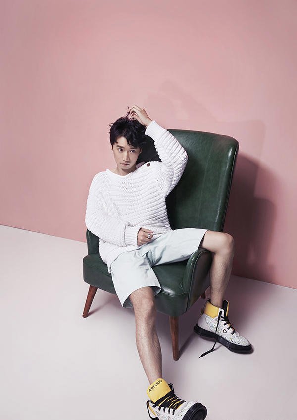 点击大图看下一张:主持人宥鸣年龄 正装照片尽显优质暖男气质