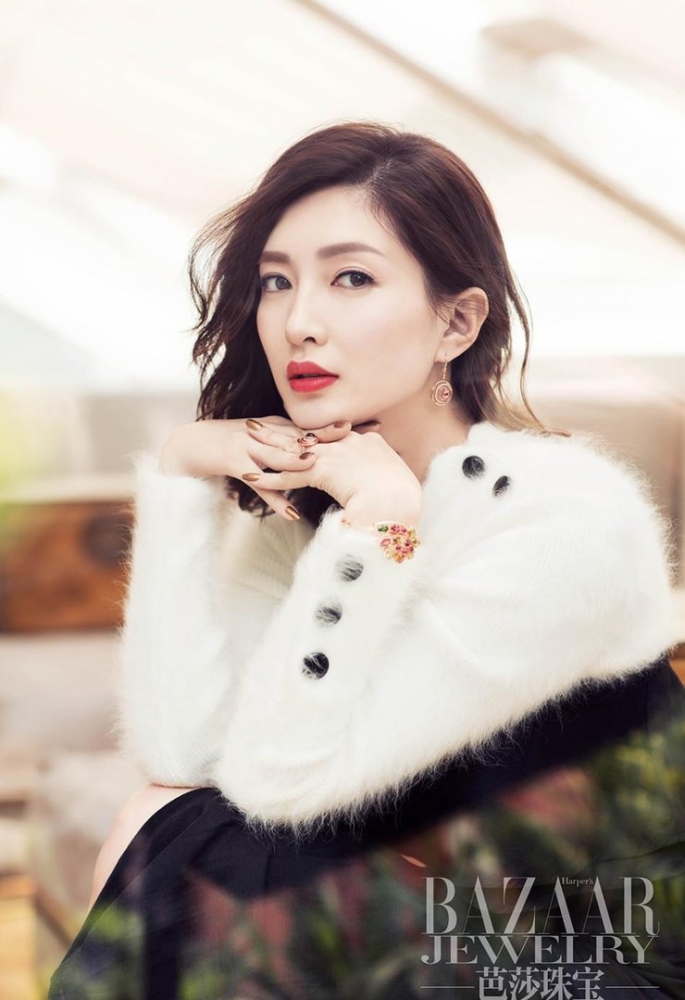 点击大图看下一张：江疏影优雅红唇显妩媚 深V白肤小秀深沟