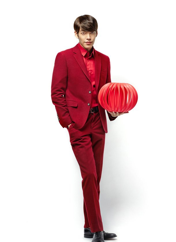 点击大图看下一张：韩国帅哥金宇彬红色西装登时尚封面