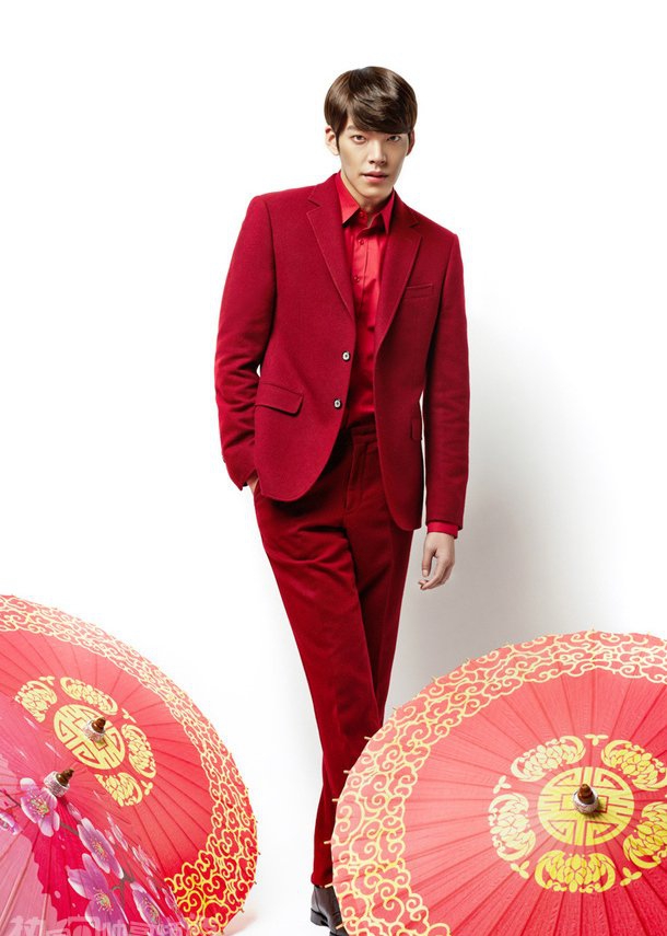 点击大图看下一张：韩国帅哥金宇彬红色西装登时尚封面
