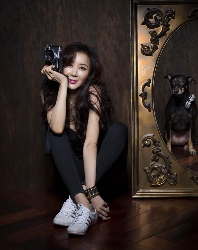 点击大图看下一张:48岁萧蔷晒爆乳身材超好 秀铅笔腿和腹肌