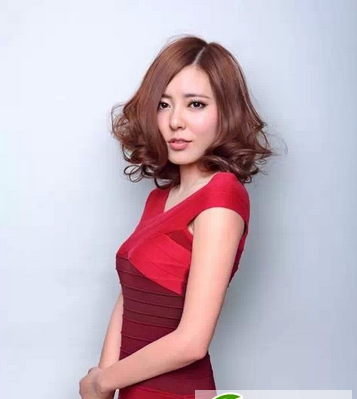 点击大图看下一张:复古文艺范梨花烫卷发图片