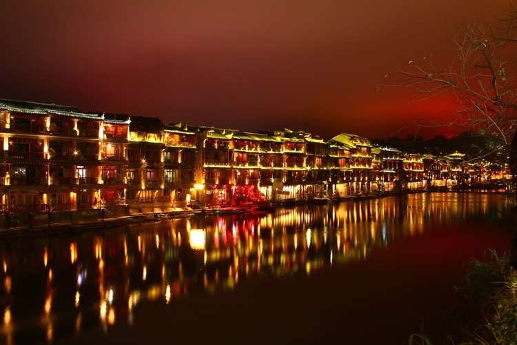 点击大图看下一张：凤凰古城夜景