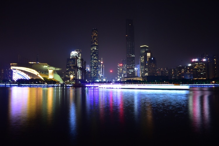 点击大图看下一张：珠江边夜景