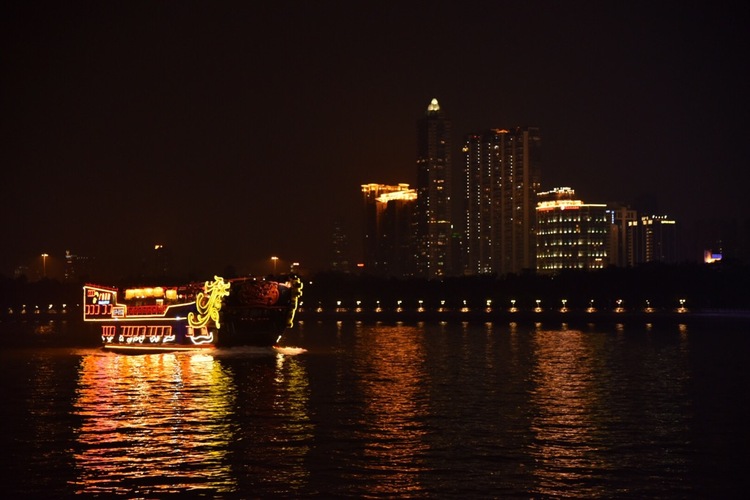 点击大图看下一张：珠江边夜景