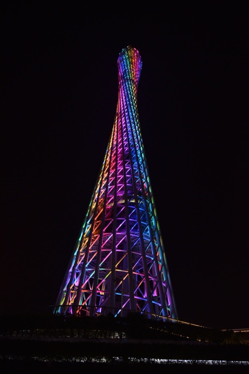 点击大图看下一张：珠江边夜景