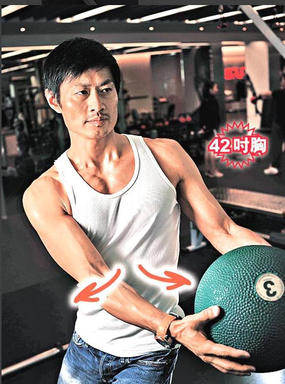 点击大图看下一张：香港影视男演员黄德斌尽展肌肉男帅气十足