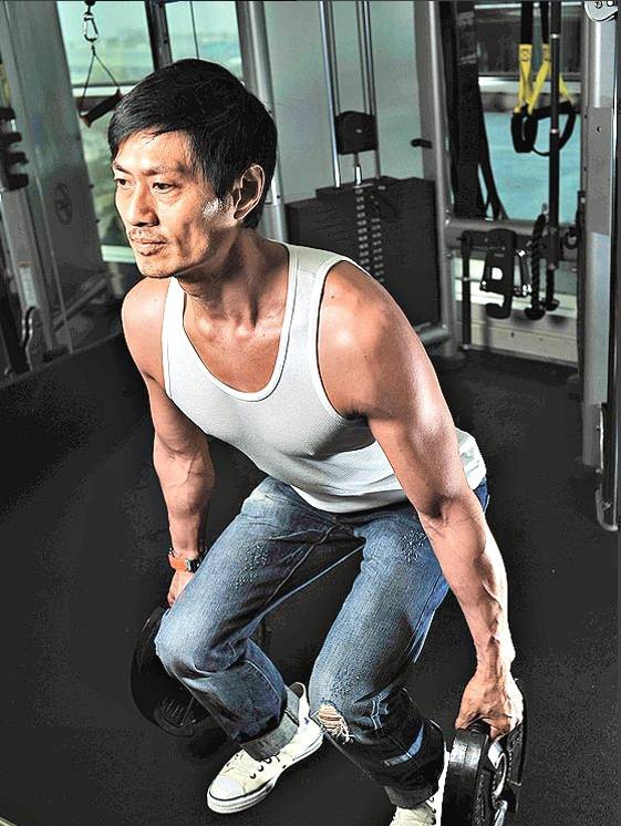 点击大图看下一张：香港影视男演员黄德斌尽展肌肉男帅气十足