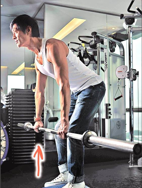 点击大图看下一张：香港影视男演员黄德斌尽展肌肉男帅气十足