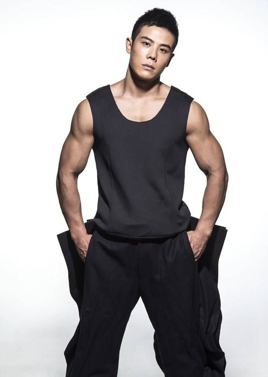 点击大图看下一张：中国肌肉男神计耀胜大秀健硕身材