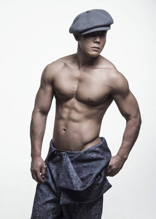 点击大图看下一张：中国肌肉男神计耀胜大秀健硕身材