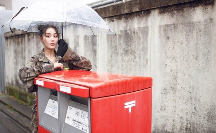 点击大图看下一张：张馨予玩转街头风 嘻哈少女逆生长