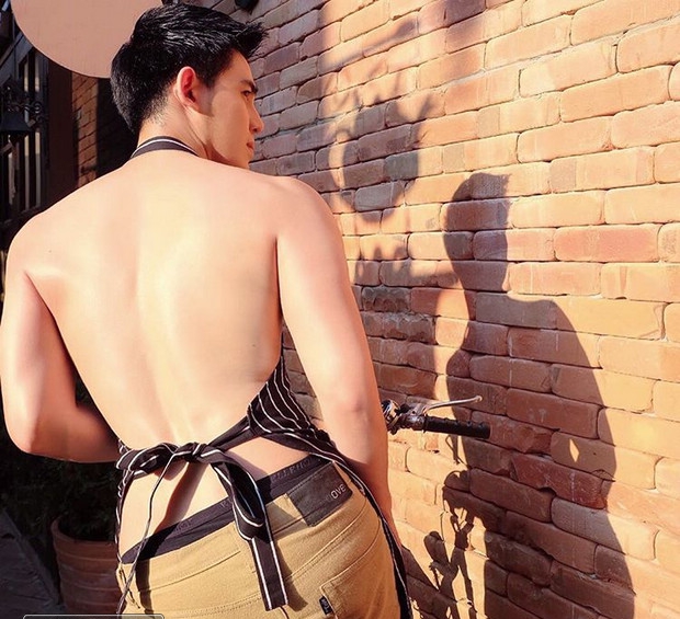 点击大图看下一张：大胸肌白嫩性感帅哥