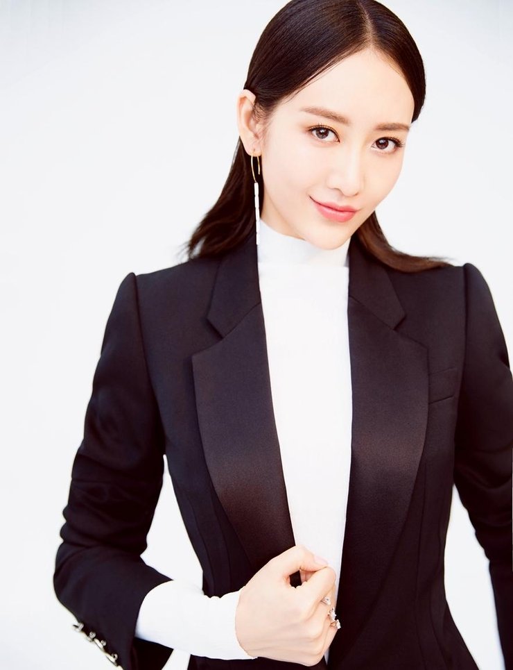 点击大图看下一张：攻气十足!王鸥美艳干练变身时尚俏佳人