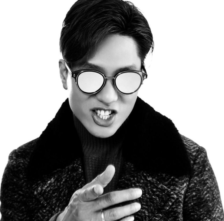 点击大图看下一张:凌潇肃儒雅变身文艺绅士