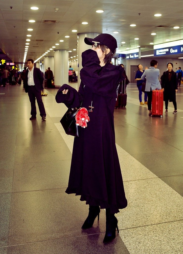 点击大图看下一张：王子文现身机场 黑色潮装潮帽个性吸睛