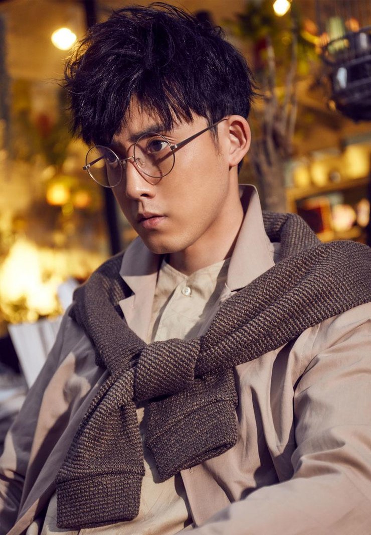 点击大图看下一张：张睿戴眼镜展迷人文艺范 复古玩混搭时尚