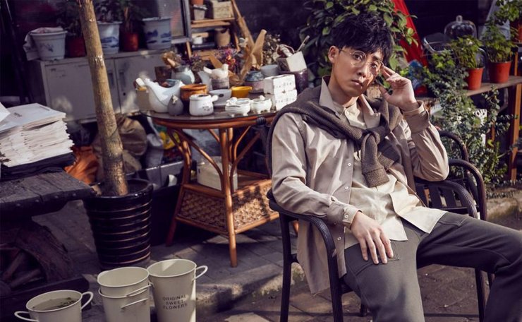 点击大图看下一张:张睿戴眼镜展迷人文艺范 复古玩混搭时尚