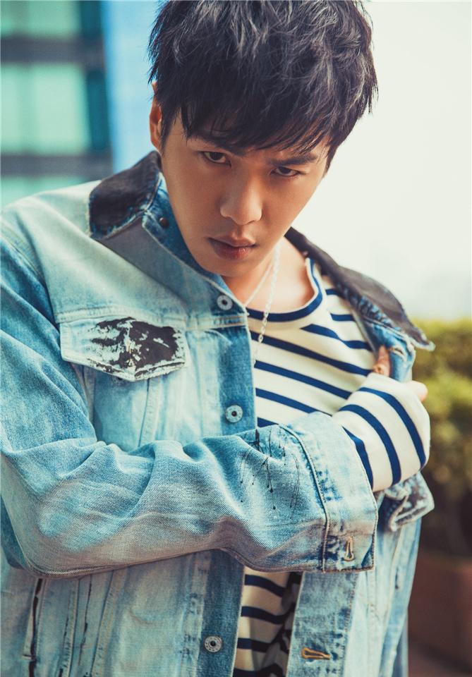 点击大图看下一张：张若昀潮搭变痞帅少年