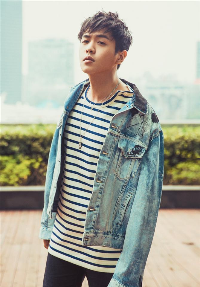 点击大图看下一张：张若昀潮搭变痞帅少年