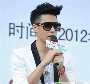 点击大图看下一张：男生流行什么发型 帅气显高飞机头不错过