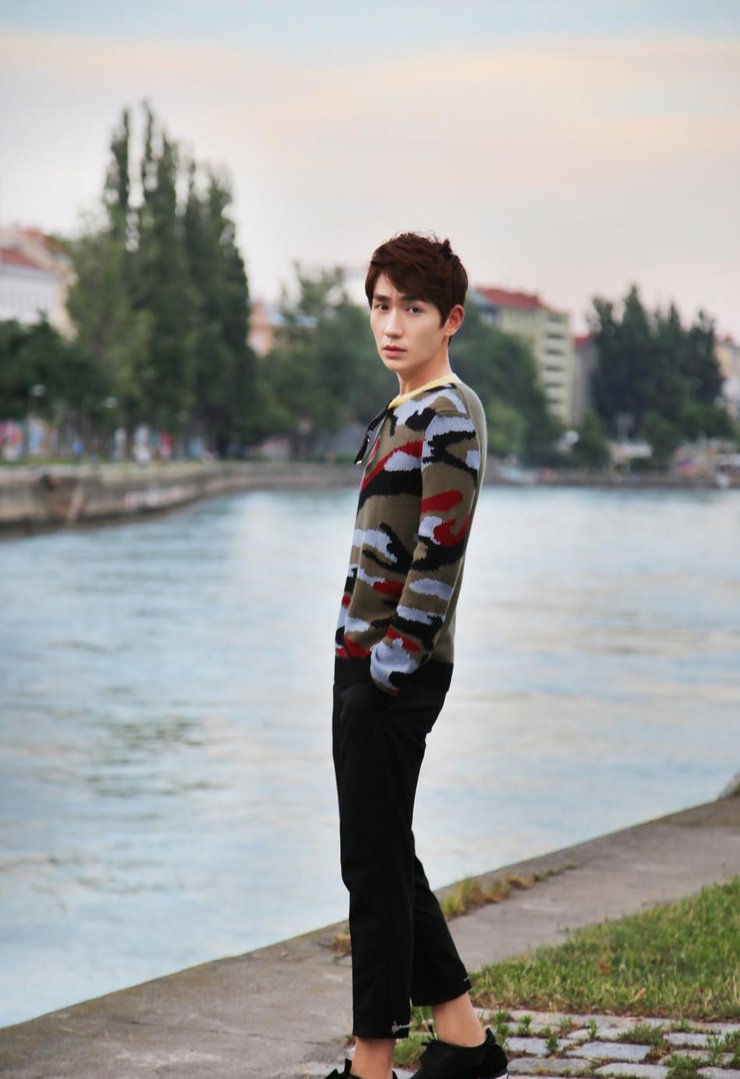 点击大图看下一张：行走的暖男!朱一龙眼神深邃犹如画中人