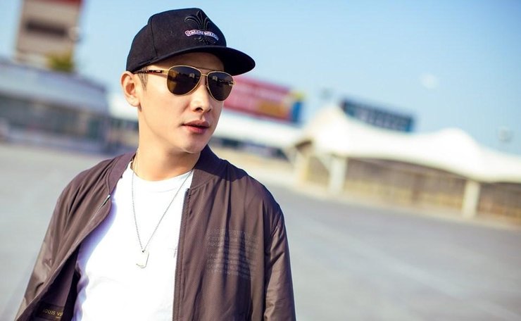 点击大图看下一张：罗晋秋意街拍率性随型