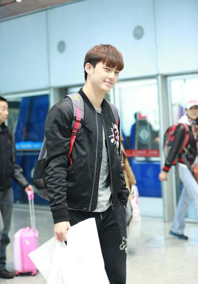 点击大图看下一张：实习奶爸董力赛后随队回京 遭迷妹猛拍