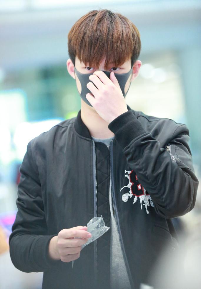 点击大图看下一张：实习奶爸董力赛后随队回京 遭迷妹猛拍