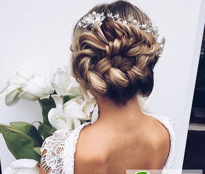 点击大图看下一张：法式唯美新娘编发 夏季浪漫新娘妆发图片