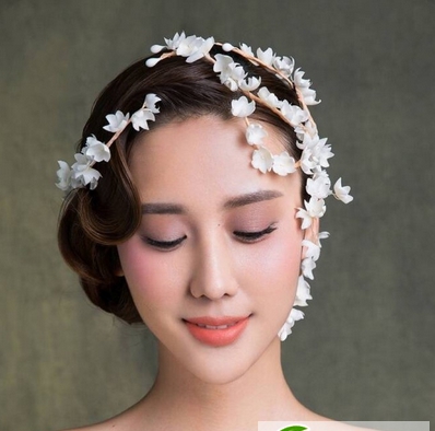 点击大图看下一张：复古浪漫新娘发型图片