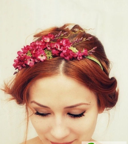 点击大图看下一张：女神范新娘鲜花发型图片 新娘显白棕红色染发发型