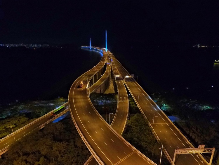 点击大图看下一张：深圳的夜路