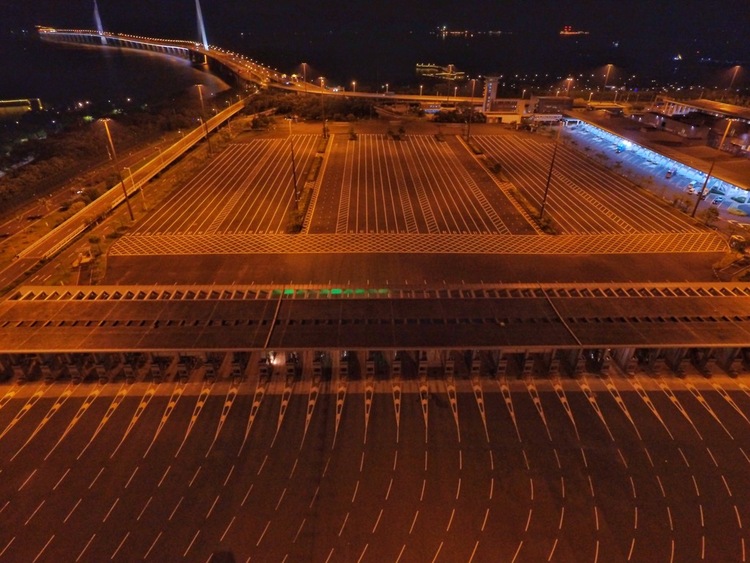 点击大图看下一张：深圳的夜路