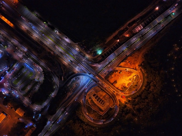 点击大图看下一张：深圳的夜路