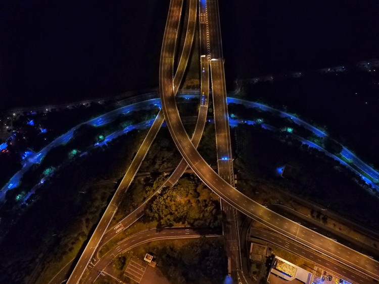 点击大图看下一张：深圳的夜路