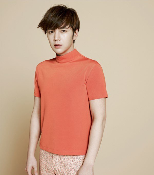 点击大图看下一张：韩国美男子张根硕时尚杂志写真