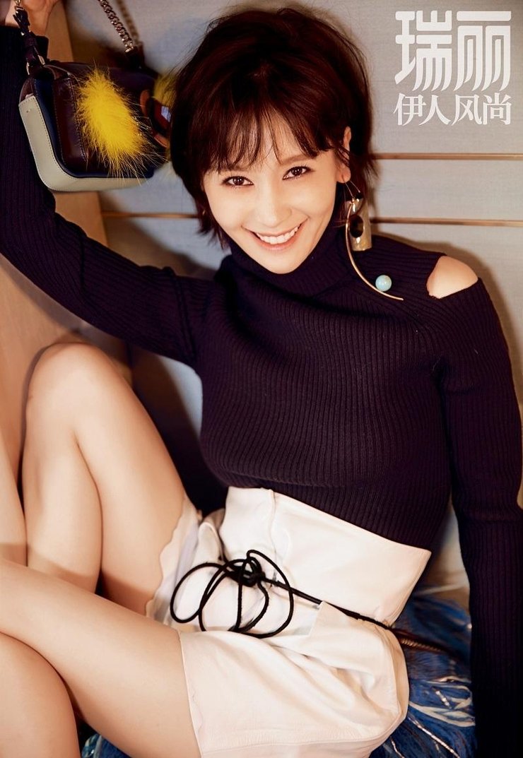 点击大图看下一张：女人味十足!王子文娇俏可爱上演锁骨杀