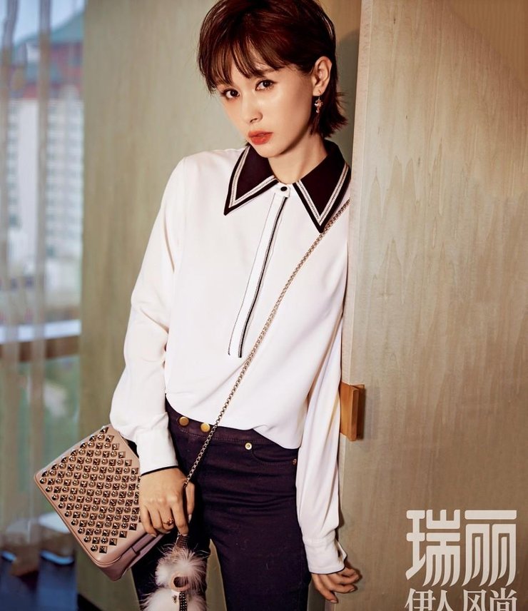 点击大图看下一张：女人味十足!王子文娇俏可爱上演锁骨杀