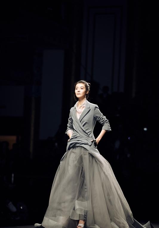 点击大图看下一张：仙女美哭!车晓首次走秀优雅英气似超模