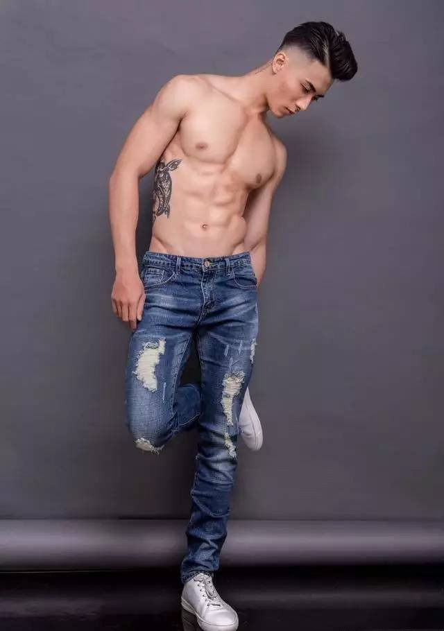 点击大图看下一张：雕刻般的腹肌帅哥