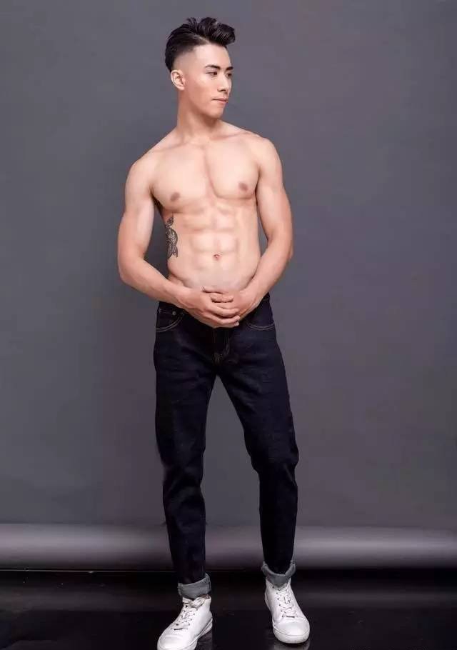 点击大图看下一张：雕刻般的腹肌帅哥