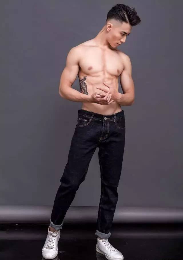 点击大图看下一张：雕刻般的腹肌帅哥