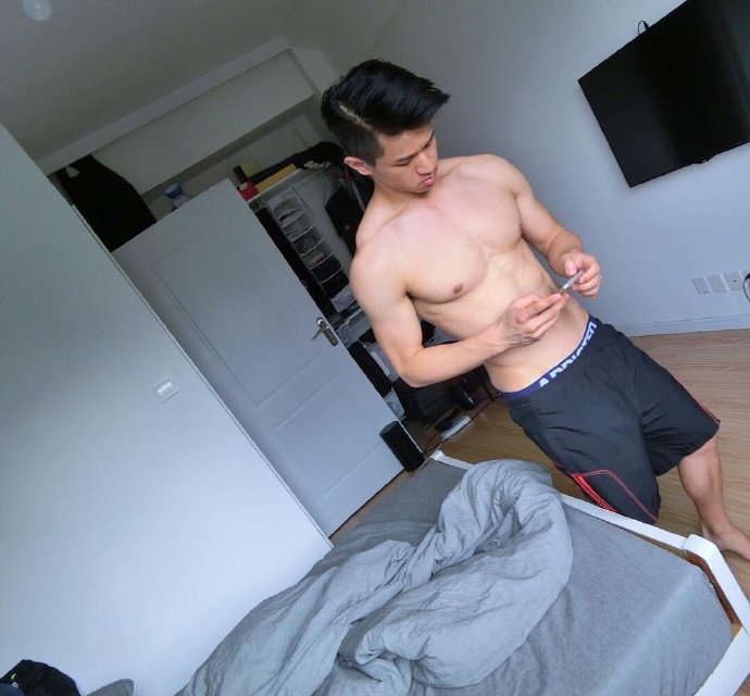 点击大图看下一张：小鲜肉肌肉男图